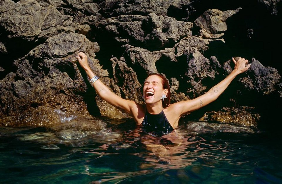 η Dua Lipa κολυμπά