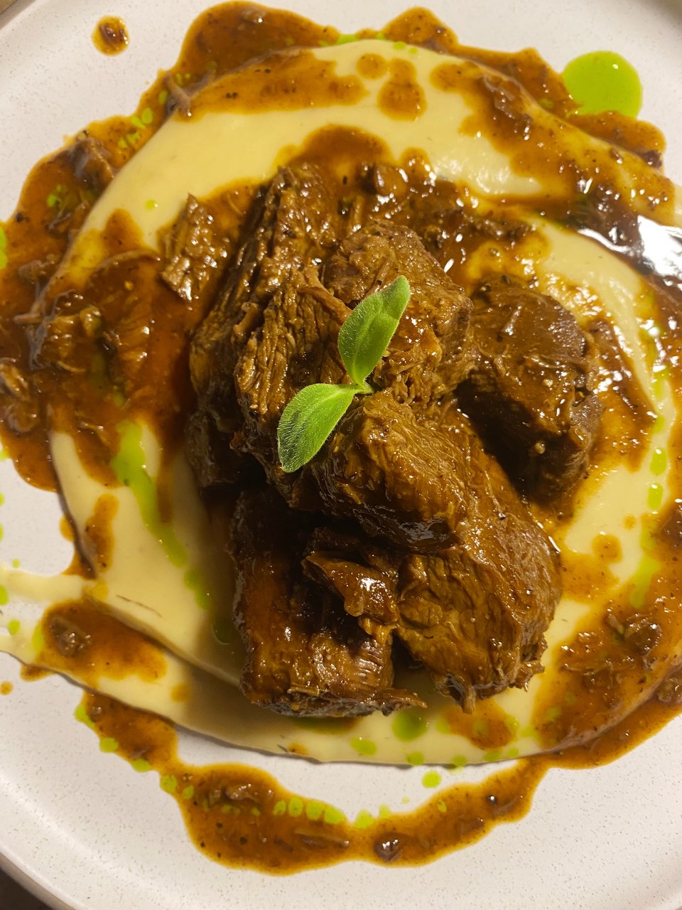 Το πιάτο Chili Con Carne με μοσχαρίσιο σιδηρόδρομο και πουρέ / Φωτογραφία: Μάνος Λειβαδάρος/iefimerida