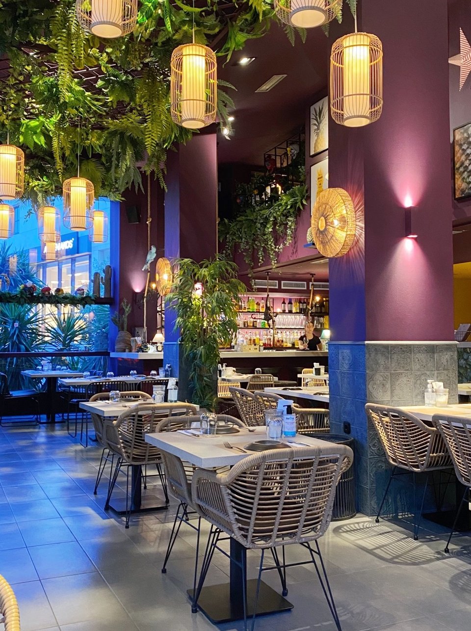 Η εσωτερική σάλα του Mexha με το υπέροχο μοβ μπαρ να δεσπόζει στο χώρο / Φωτογραφία: Μάνος Λειβαδάρος/iefimerida