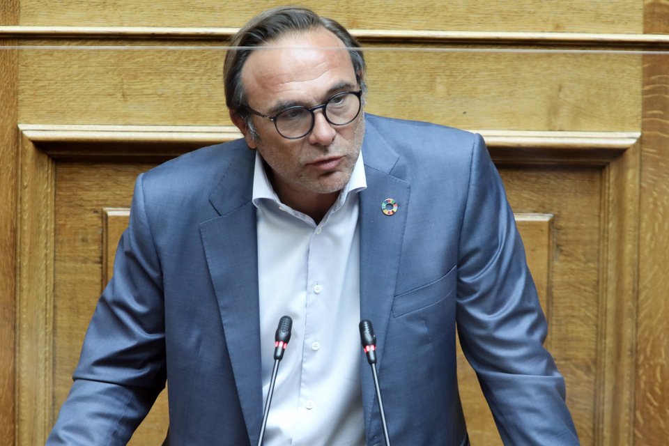 Είναι χαρακτηριστική η φυσιογνωμική ομοιότητα του Πέτρου Κόκκαλη με τον παππού του.