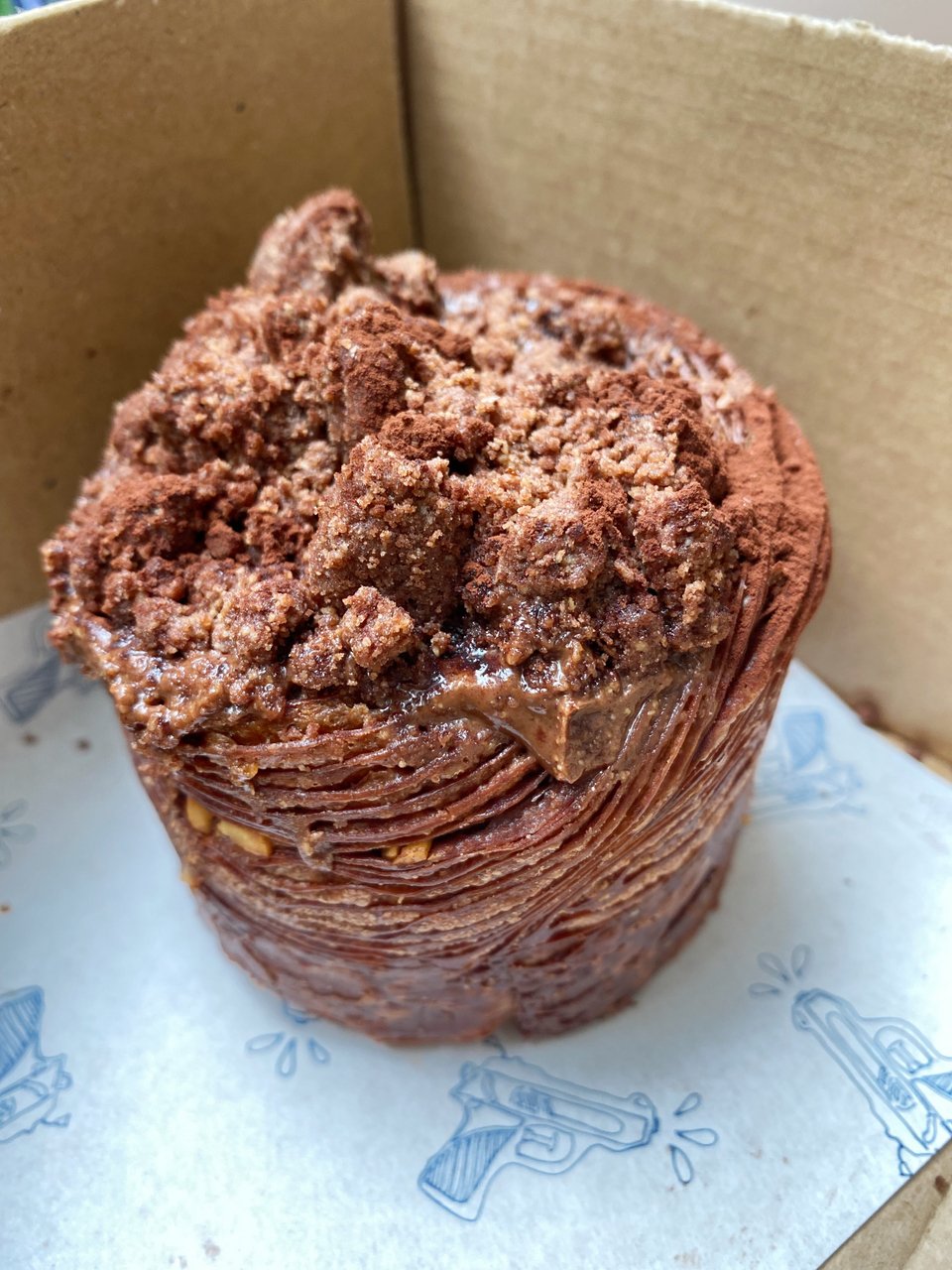 Το Brioche Feuillete με κροκάν φουντουκιού, crumble αμυγδάλου και σοκολάτα γάλακτος / Φωτογραφία: Μάνος Λειβαδάρος/iefimerida