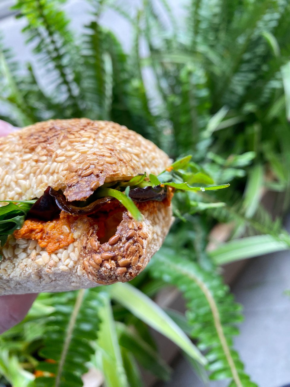 Τσιαπάτα με σουσάμι γεμισμένη με μελιτζάνα, ρόκα και μια νόστιμη σάλτσα πιπεριάς / Φωτογραφία: Μάνος Λειβαδάρος/iefimerida