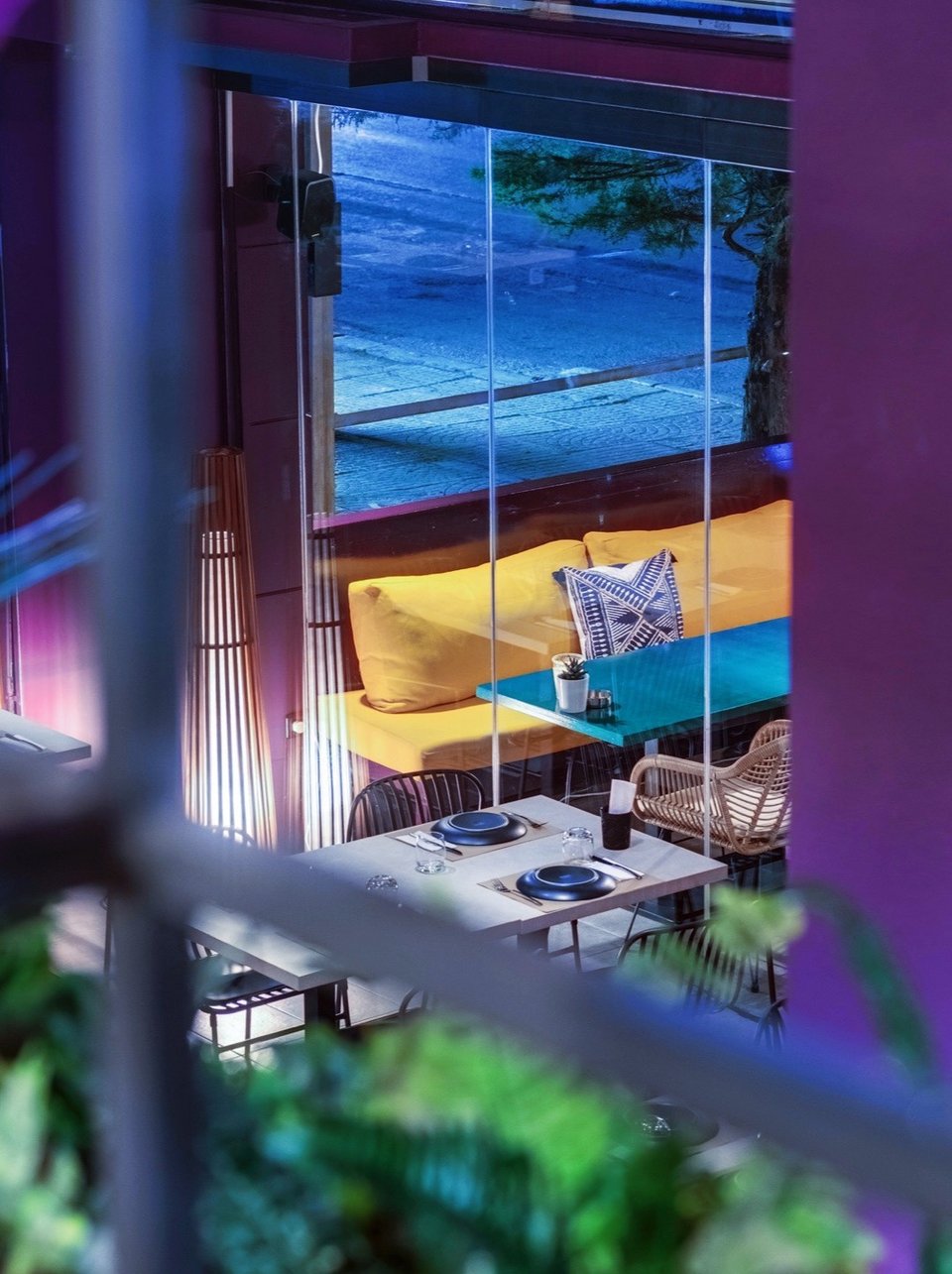 Άποψη από τη σάλα του Mexha στο νυχτερινό φως. 