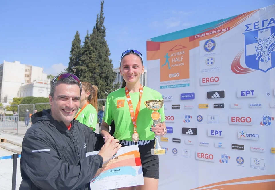 Ο Chief Operations Officer του ΟΠΑΠ, Ματθαίος Ματθαίου, βραβεύει την αθλήτρια που τερμάτισε 3η στις γυναίκες στα 5χλμ ΟΠΑΠ