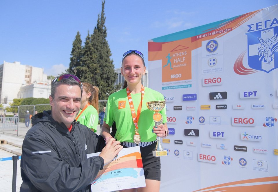 Ο Chief Operations Officer του ΟΠΑΠ, Ματθαίος Ματθαίου, βραβεύει την αθλήτρια που τερμάτισε 3η&nbsp;στις γυναίκες στα 5χλμ ΟΠΑΠ 