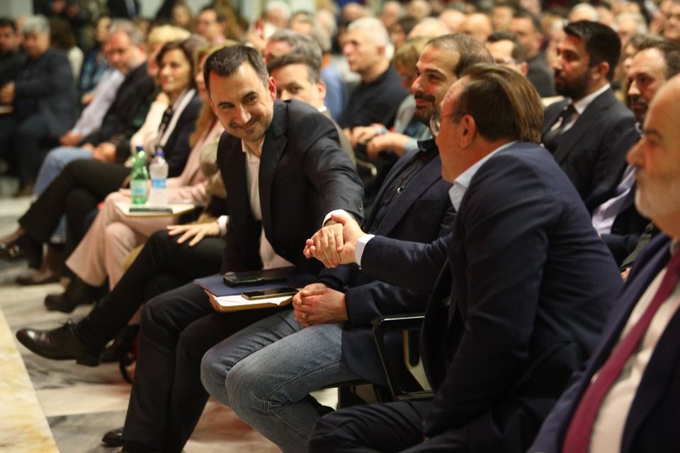 Ο Αλέξης Χαρίτσης σε χειραψία με τον ευρωβουελυτή και επικεφαλής του «Κόσμου» Πέτρο Κόκκαλη / Φωτογραφία: Eurokinissi -ΠΑΝΑΓΟΠΟΥΛΟΣ ΓΙΑΝΝΗΣ