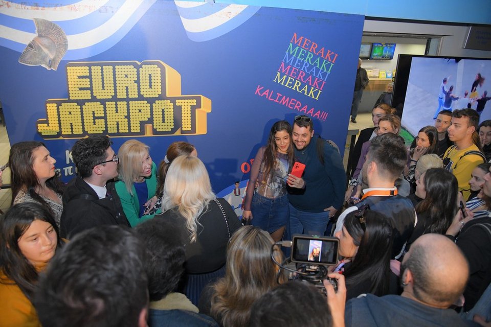 Πλήθος κόσμου στο κατάστημα ΟΠΑΠ στον Βύρωνα