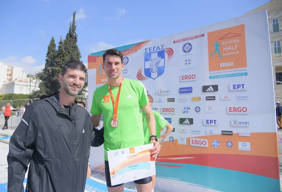 Ο Head of Sponsorships του ΟΠΑΠ, Γιώργος Ζούμας, βραβεύει τον αθλητή που τερμάτισε 3ος στους άνδρες στα 5χλμ ΟΠΑΠ