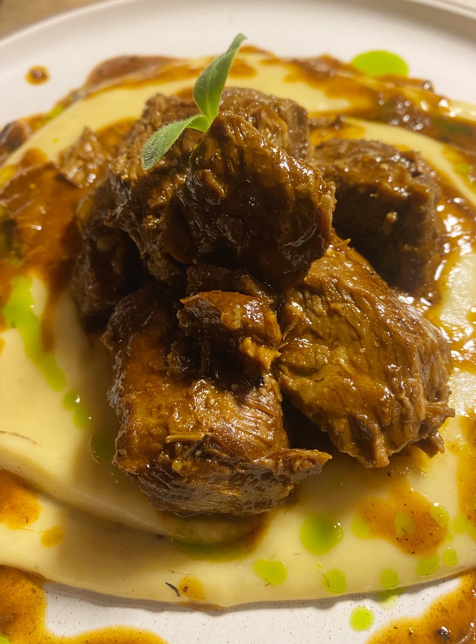 Ο τρυφερός μοσχαρίσιος σιδηρόδρομος είναι ένα σιγομαγειρεμένο εστιατορικό πιάτο με θεϊκή γεύση / Φωτογραφία: Μάνος Λειβαδάρος/iefimerida