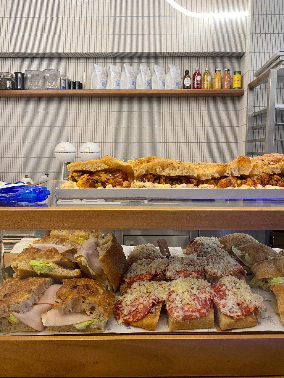 H βιτρίνα με τα σάντουιτς από φοκάτσια και τσιαπάτα που φτιάχνουν μόνοι τους στο Neropistolo / Φωτογραφία: Μάνος Λειβαδάρος/iefimerida