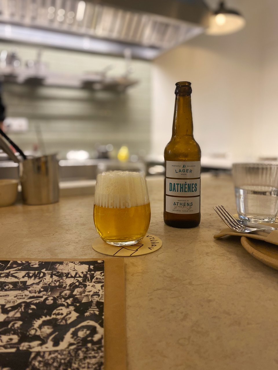 To Ντύλαν εκτός από καλό κρασί διαθέτει και λίστα με μπύρες από ελληνικές ζυθοποιίες / Φωτογραφία: Μάνος Λειβαδάρος / iefimerida