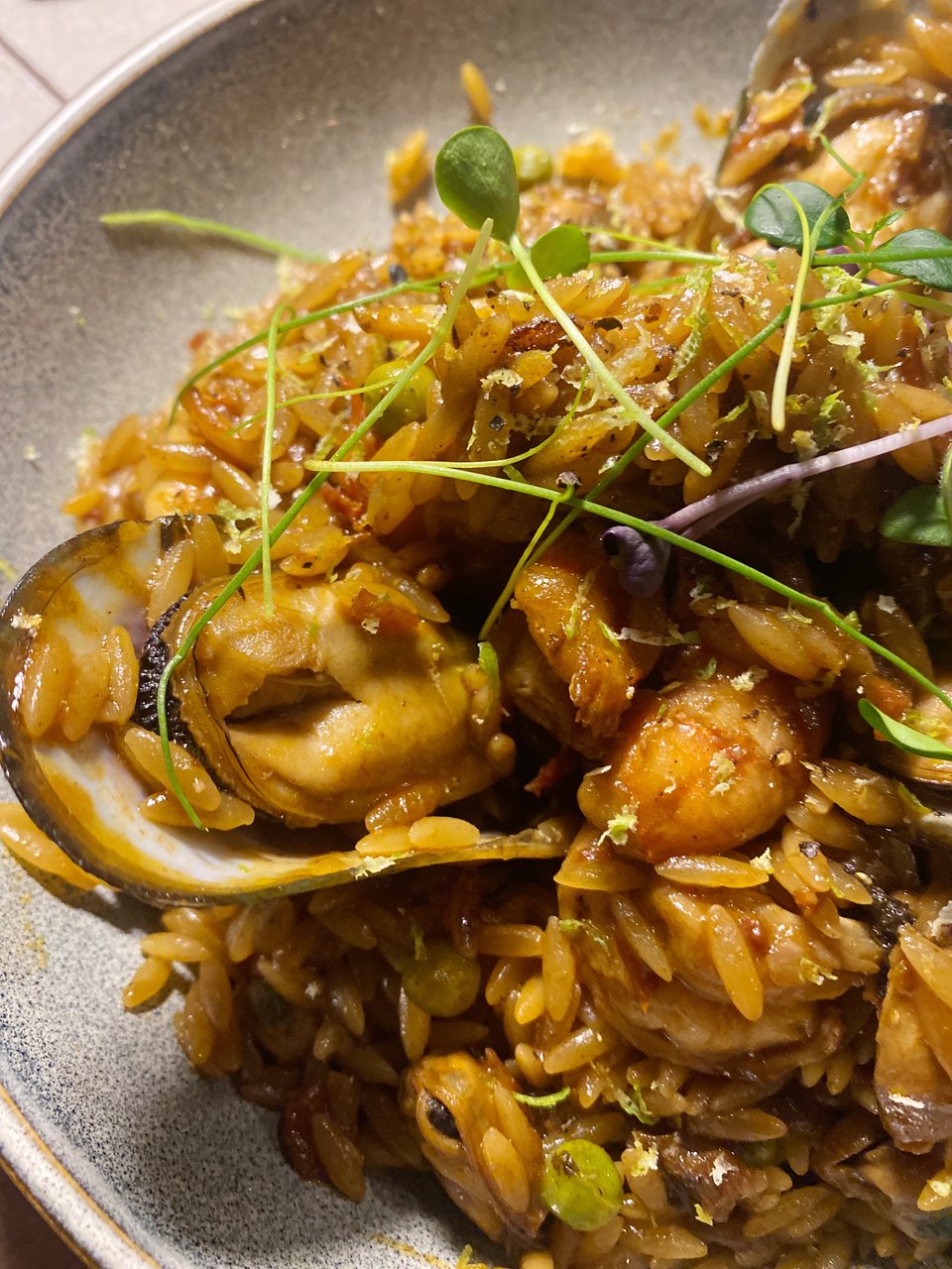 H εξαιρετική παέγια του Mexha φτιάχνεται με κριθαράκι / Φωτογραφία: Μάνος Λειβαδάρος/iefimerida