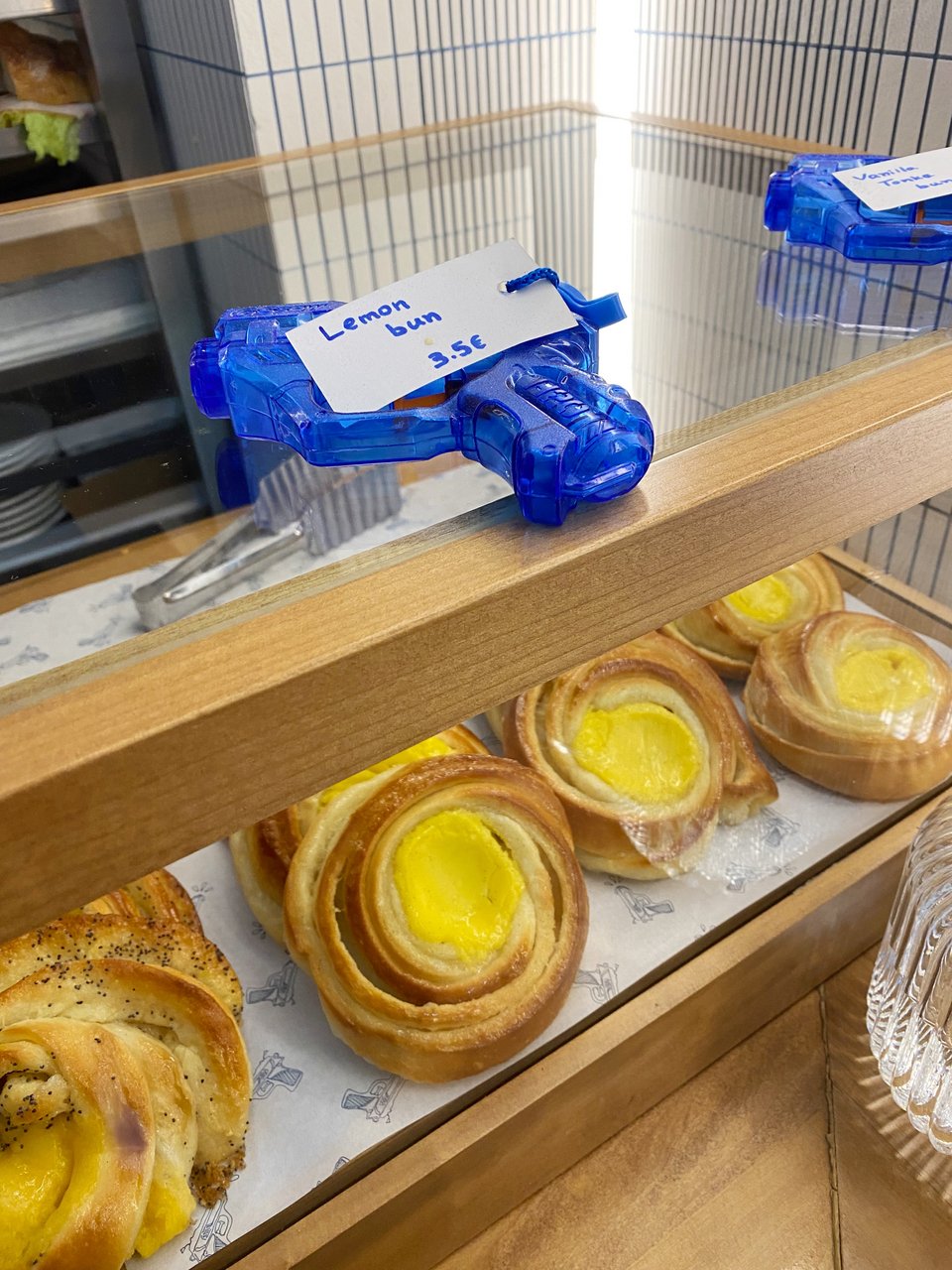 Στα νεροπίστολα πάνω στον πάγκο υπάρχουν οι ετικέτες κάθε προϊόντος / Φωτογραφία: Μάνος Λειβαδάρος/iefimerida