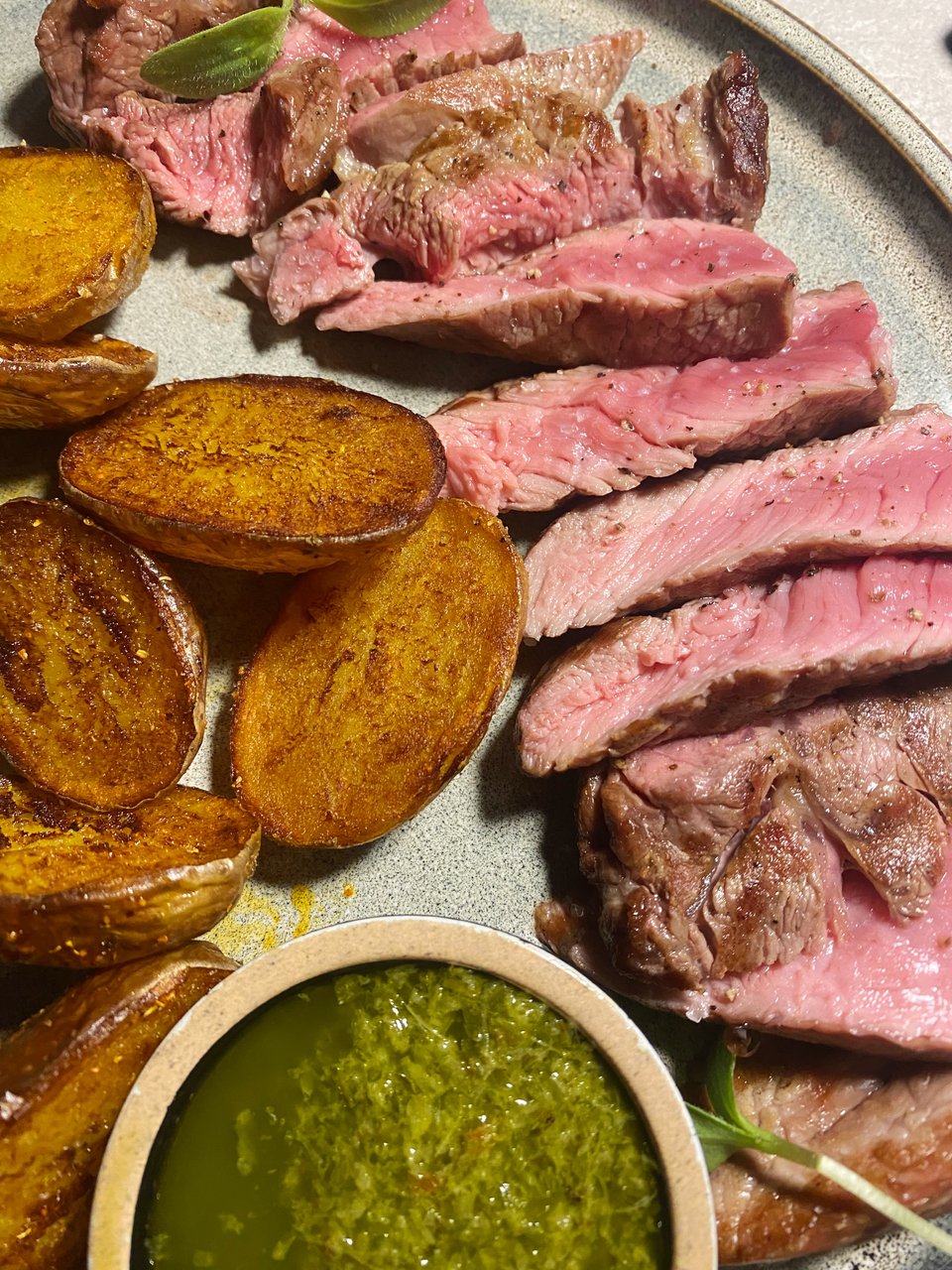Το ζουμερό Rib-eye του Mexha με σάλτσα chimichurri / Φωτογραφία: Μάνος Λειβαδάρος/iefimerida