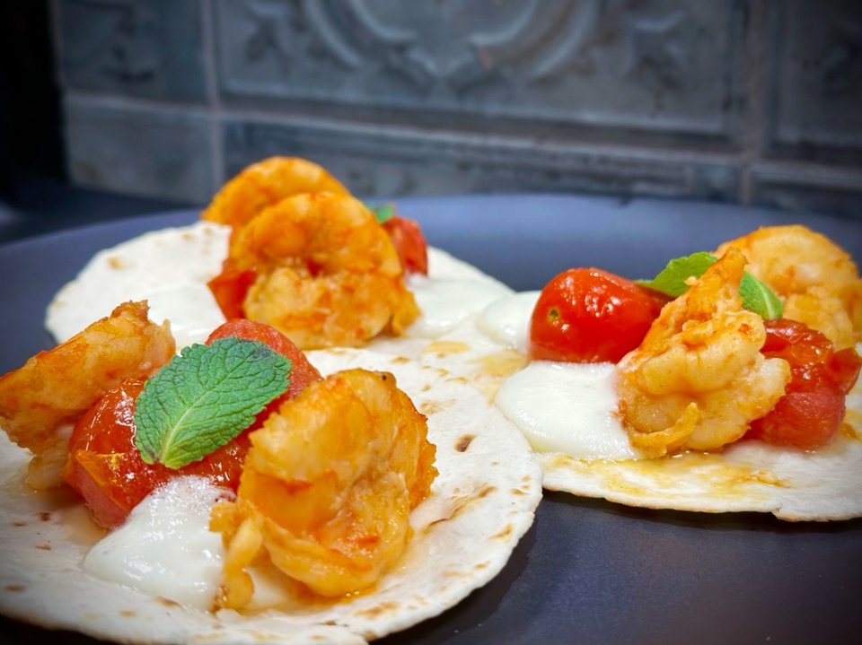 Λαχταριστά tacos γαρίδας με τοματίνια / Φωτογραφία: Κωστής Κώνστας 