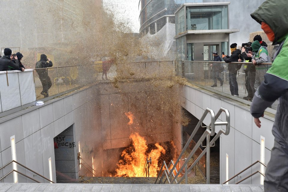 φωτιές σε διαδήλωση αγροτών στις Βρυξέλλες