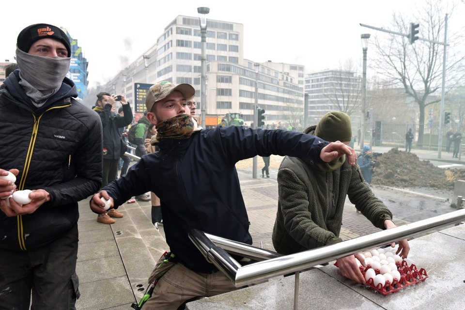 αγρότες στις Βρυξέλλες πετούν αβγά σε αστυνομικούς