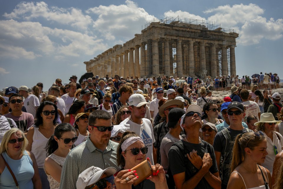 Πλήθος τουριστών στην Ακρόπολη