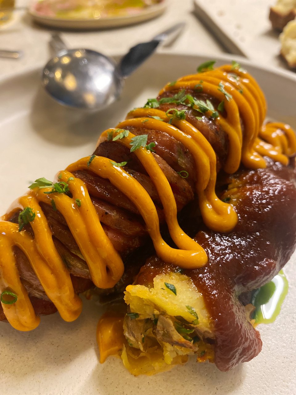 Το λουκάνικο με πατάτα και σάλτσα ντομάτας / Φωτογραφία: Μάνος Λειβαδάρος / iefimerida