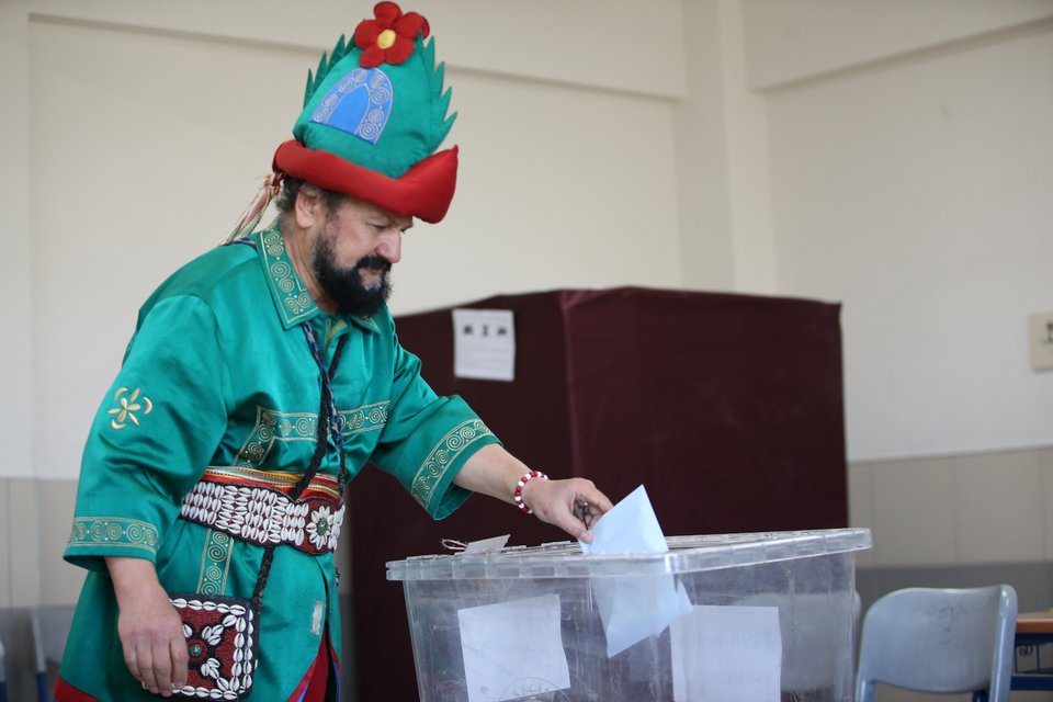 Ο Τούρκος καλλιτέχνης Bulent Akay ρίχνει την ψήφο του για τις δημοτικές εκλογές με την ενδυμασία Hacivat σε εκλογικό κέντρο στην Προύσα της Τουρκίας στις 31 Μαρτίου 2024