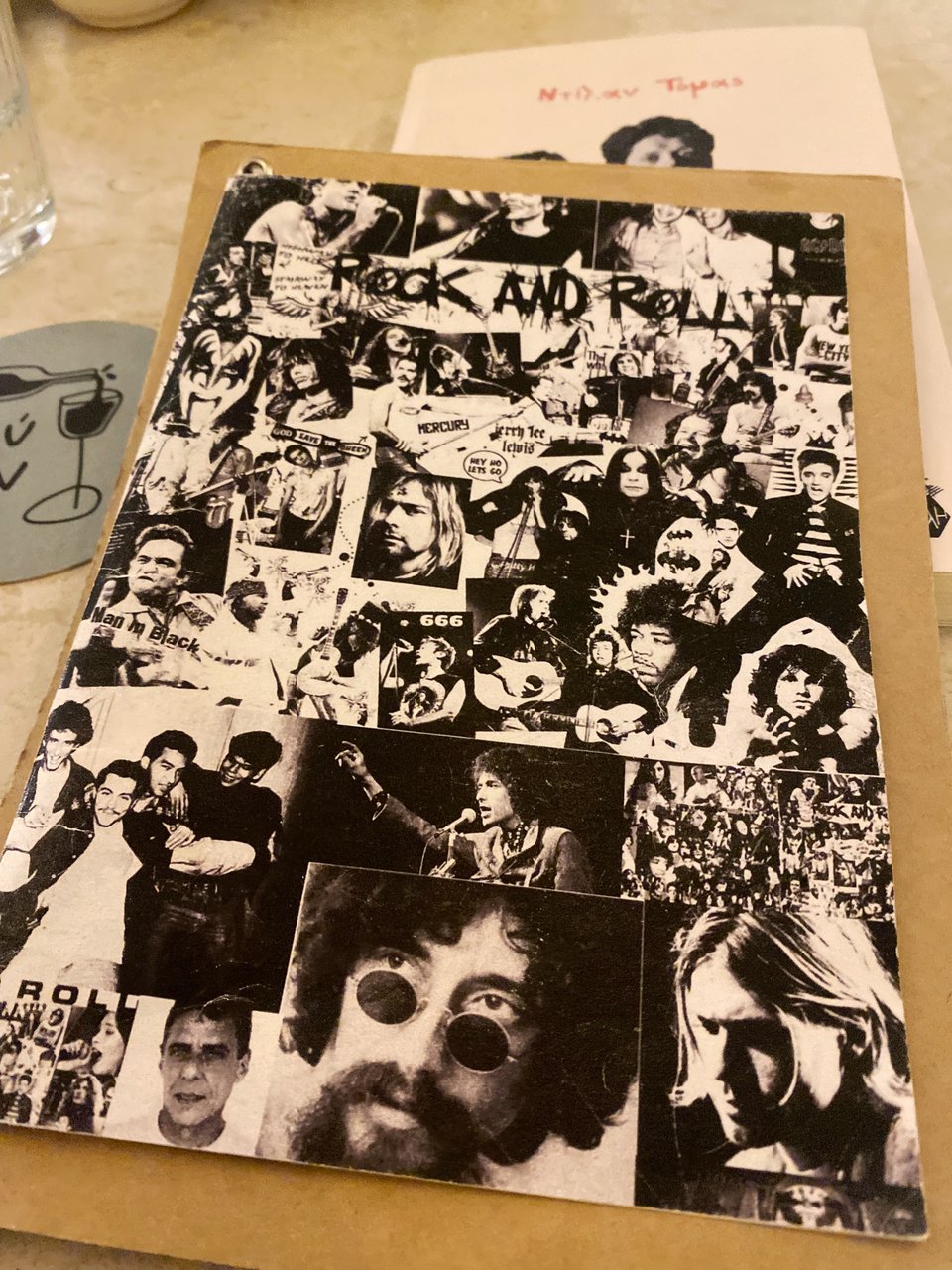 Ο ροκ κατάλογος με τα κρασιά και τις μπύρες / Φωτογραφία: Μάνος Λειβαδάρος/ iefimerida