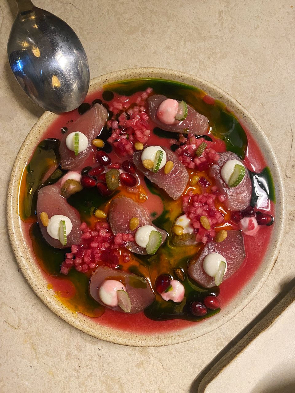 Το καταπληκτικό πιάτο με το ημίπαστο ψάρι, το παντζάρι, το ρόδι και τον ταραμά / Φωτογραφία: Μάνος Λειβαδάρος/ iefimerida