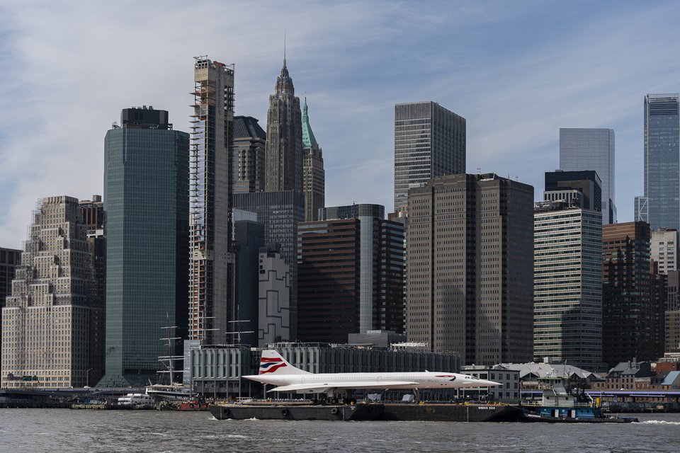 To Concorde μεταφέρεται με φορτηγίδα στο μουσείο Intrepid μετά από πολύμηνη ανακαίνιση