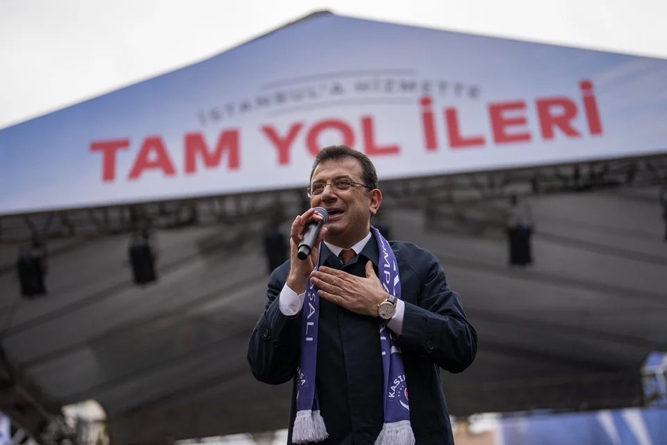 Ο δήμαρχος της Κωνσταντινούπολης και υποψήφιος του Ρεπουμπλικανικού Λαϊκού Κόμματος (CHP) για την Κωνσταντινούπολη Εκρέμ Ιμάμογλου απευθύνεται στους υποστηρικτές του κατά τη διάρκεια προεκλογικής συγκέντρωσης, στην Κωνσταντινούπολη