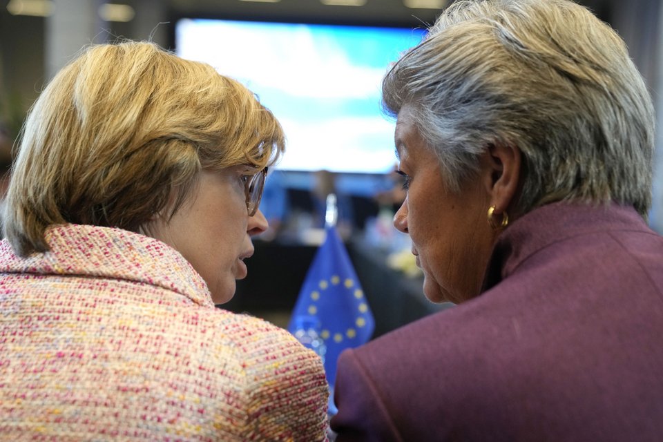 H Επίτροπος Εσωτερικών Υποθέσεων της ΕΕ, Ίλβα Γιόχανσον (δεξιά) με την εκτελεστική διευθύντρια της Europol, Κάθριν Ντε Μπόλε, ο φάκελος με τα προσωπικά δεδομένα της οποίας εκλάπη το περασμένο καλοκαίρι από το αρχηγείο της υπηρεσίας της στη Χάγη