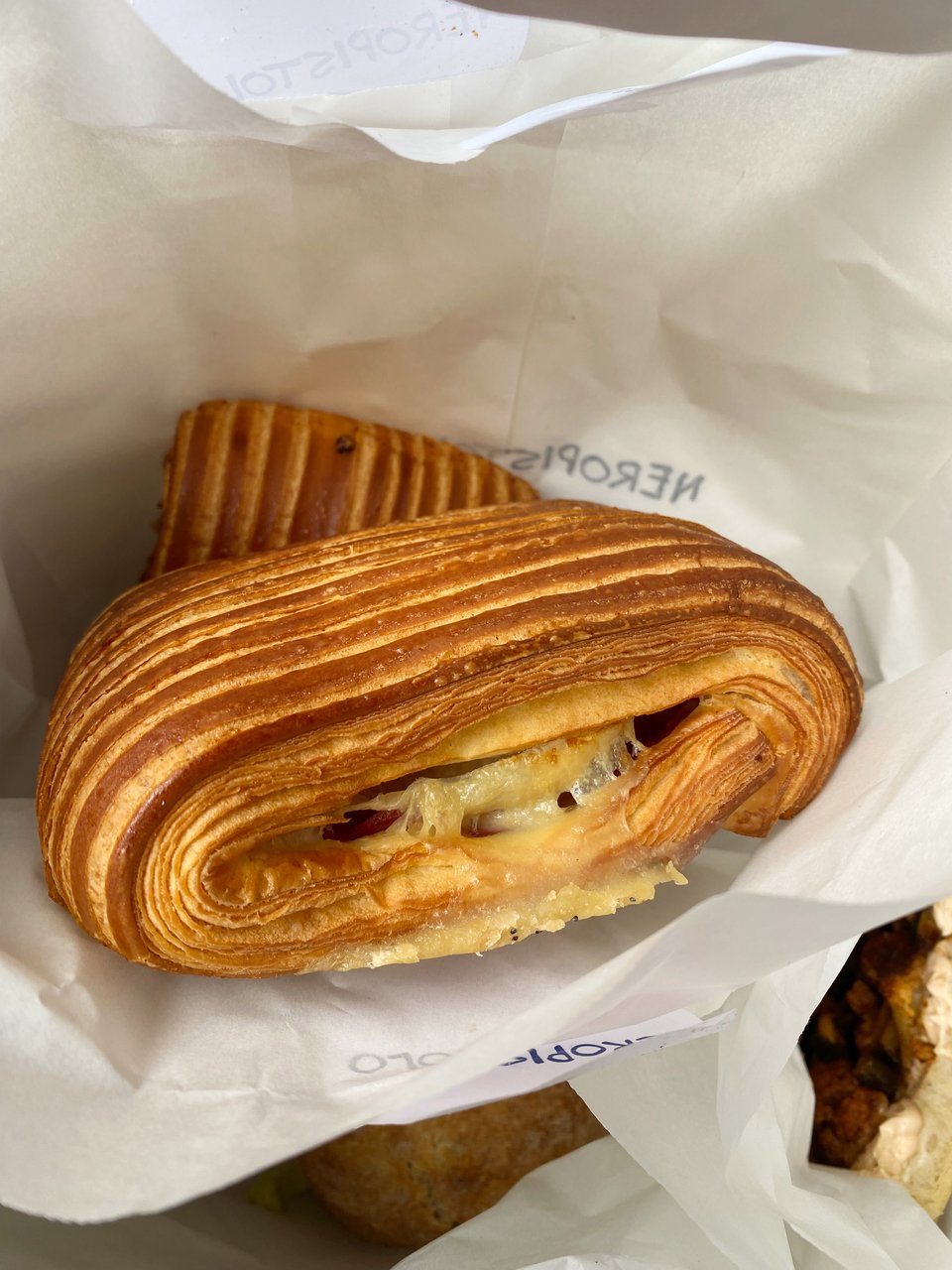 Το κρουασάν Pain Suisse με μπεσαμέλ μαύρης μπύρας, κασέρι και παστράμι / Φωτογραφία: Μάνος Λειβαδάρος/iefimerida