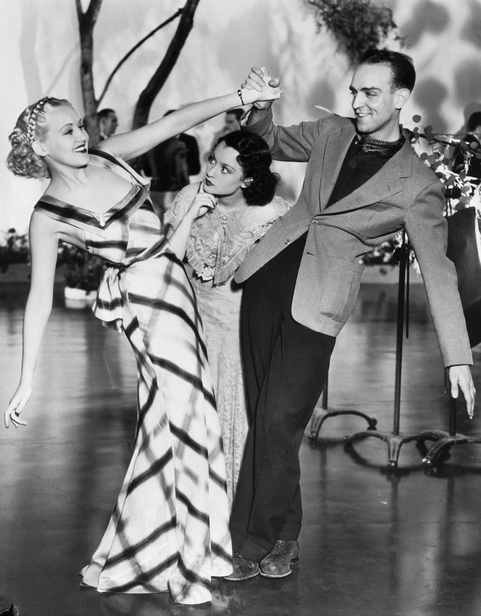 Η σταρ του κινηματογράφου Betty Grable χορεύει με τον χορογράφο Ερμή Παν σε ένα πλατό ταινιών. Η ηθοποιός Έβελιν Πόε προσπαθεί να μπει ανάμεσα στο ζευγάρι.