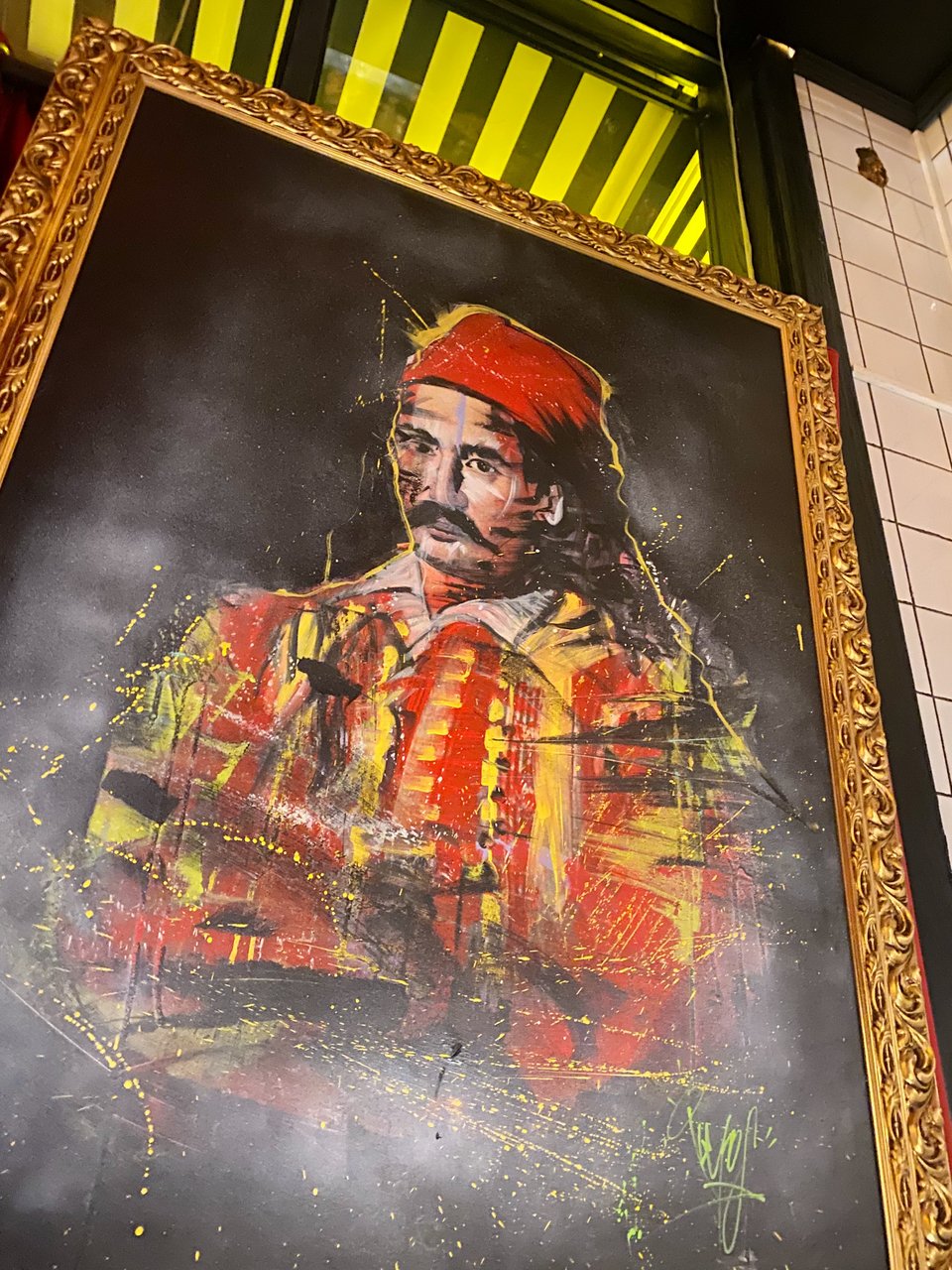 Ένα μοντέρνο πορτρέτο του Μάρκου Μπότσαρη δεσπόζει στον χώρο του Brutus Tavern / Φωτογραφία: Mάνος Λειβαδάρος/iefimerida