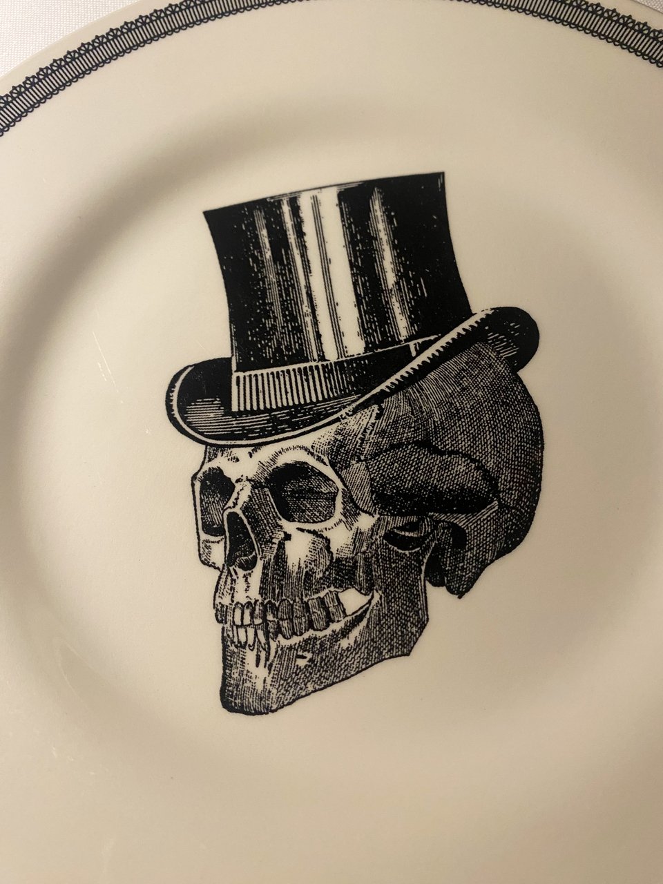 Τα πιάτα, αγορασμένα από το Λονδίνο, έχουν στάμπες νεκροκεφαλές που παραπέμπουν στον Alexander McQueen / Φωτογραφία: Mάνος Λειβαδάρος/iefimerida