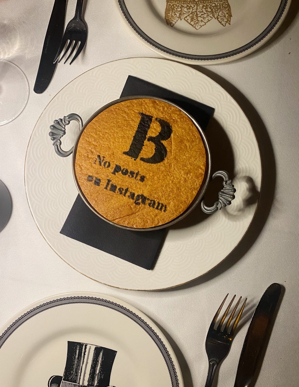 «No post on Instagram» γράφει πάνω στην επιφάνειά του το μπισκότο της πίτας του βοσκού του κρεατοφαγικού εστιατορίου Brutus Tavern / Φωτογραφία: Mάνος Λειβαδάρος/iefimerida