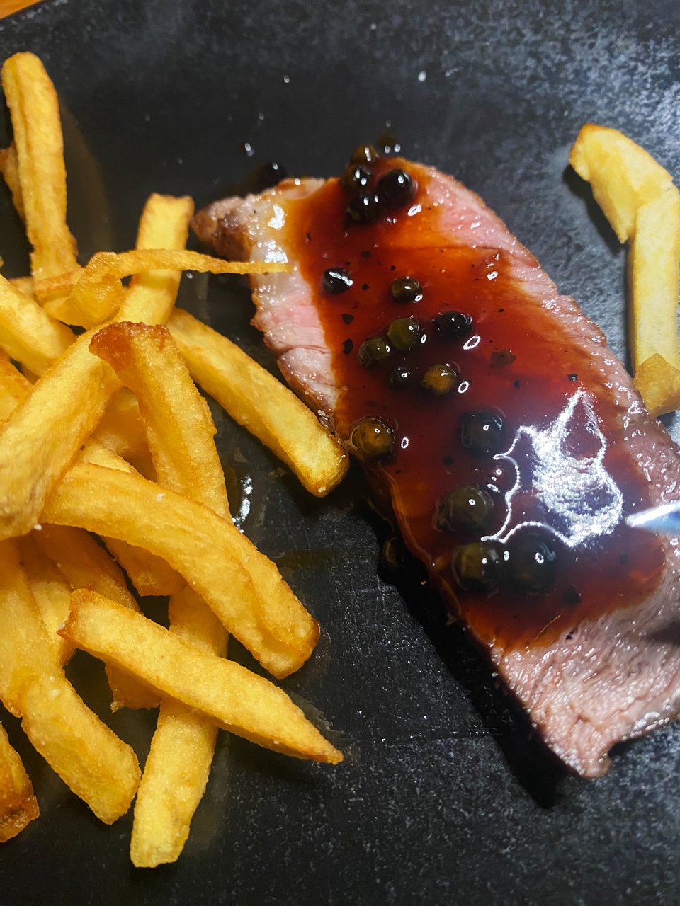 Mια νόστιμη γαλλική σάλτσα πιπεριών συνοδεύει το κρέας / Φωτογραφία: Mάνος Λειβαδάρος/iefimerida