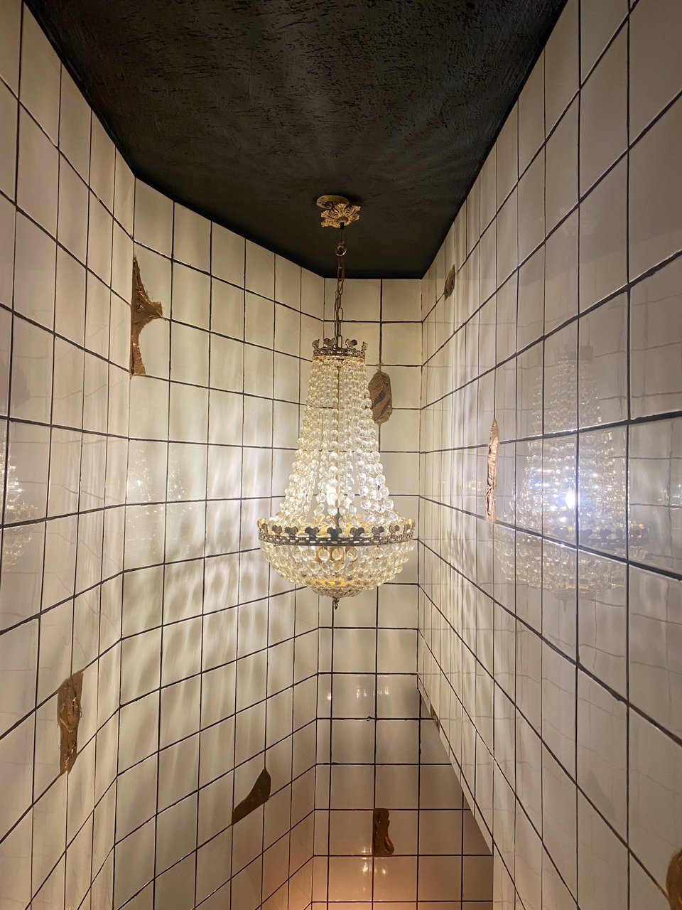 Στον διάδρομο που οδηγεί στο μπάνιο κλέβει τις εντυπώσεις ένας κρυστάλλινος πολυέλαιος / Φωτογραφία: Mάνος Λειβαδάρος/iefimerida