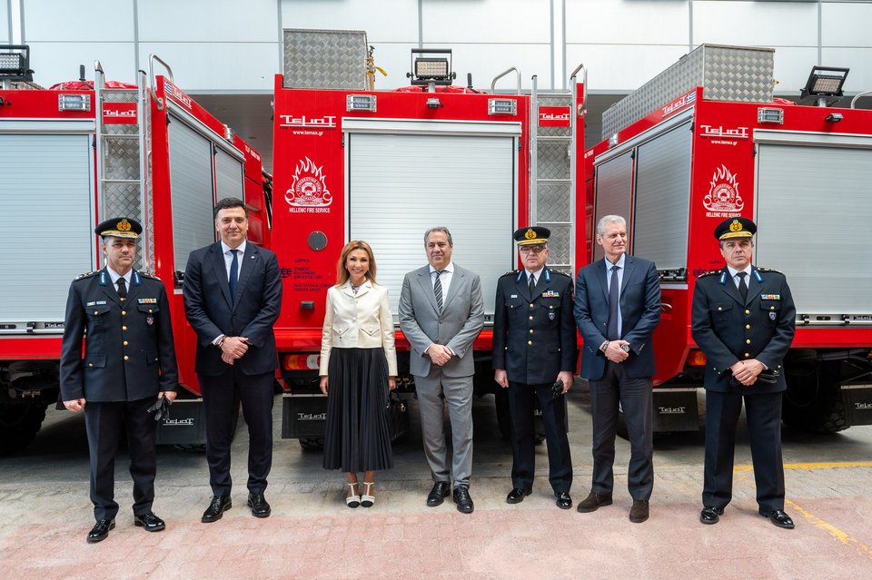 Από αριστερά προς δεξιά - ο Υπαρχηγός του Πυροσβεστικού Σώματος Αντιστράτηγος Νικόλαος Ρουμελιώτης, ο Υπουργός Κλιματικής Κρίσης και Πολιτικής Προστασίας Βασίλης Κικίλιας, η Πρόεδρος της Ένωσης Ελλήνων Εφοπλιστών και της ΣΥΝ-ΕΝΩΣΙΣ, Μελίνα Τραυλού, ο ταμίας της ΕΕΕ Ιωάννης Ξυλάς,  ο Αρχηγός του Πυροσβεστικού Σώματος Αντιστράτηγος Θεόδωρος Βάγιας, ο Υφυπουργός Κλιματικής Κρίσης και Πολιτικής Προστασίας, Ευάγγελος Τουρνάς, ο Επιτελάρχης του Σώματος Αντιστράτηγος Αθανάσιος Μπαλάφας 