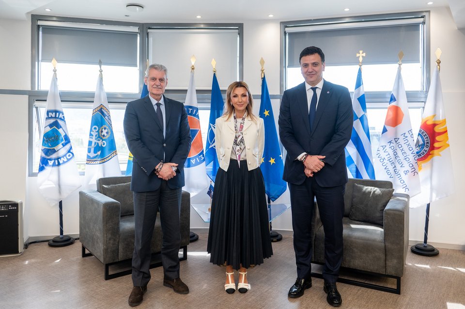 Από αριστερά προς δεξιά - ο Υφυπουργός Κλιματικής Κρίσης και Πολιτικής Προστασίας, Ευάγγελος Τουρνάς, η Πρόεδρος της Ένωσης Ελλήνων Εφοπλιστών και της ΣΥΝ-ΕΝΩΣΙΣ, Μελίνα Τραυλού, ο Υπουργός Κλιματικής Κρίσης και Πολιτικής Προστασίας Βασίλης Κικίλιας 