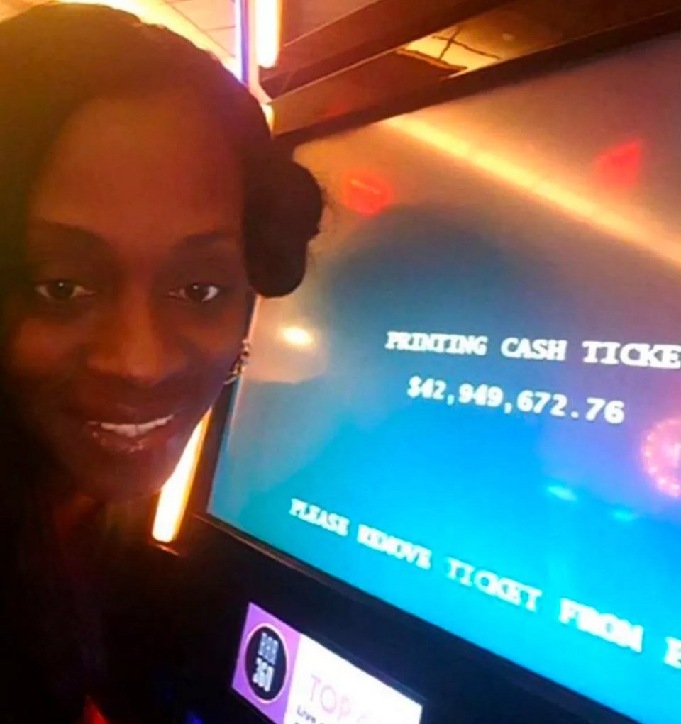 H Κατρίνα Μπούκμαν ποζάρει πανευτυχής μπροστά στην οθόνη του κουλοχέρη, που δείχνει ότι κέρδισε ποσό σχεδόν 43 εκατ. δολαρίων 