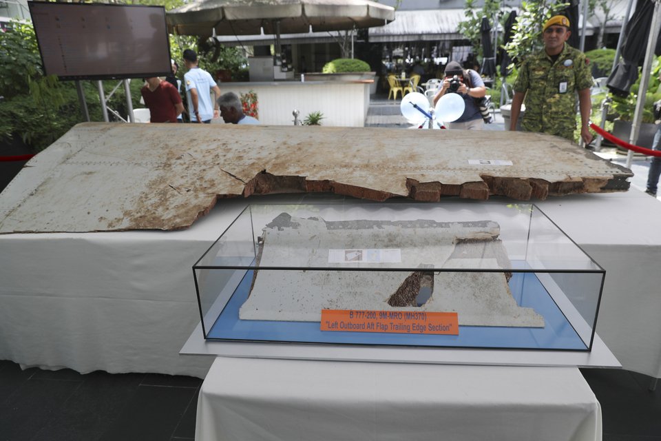 Τμήμα από πτερύγιο της MH370, που εκτίθεται στην Κουάλα Λουμπούρ