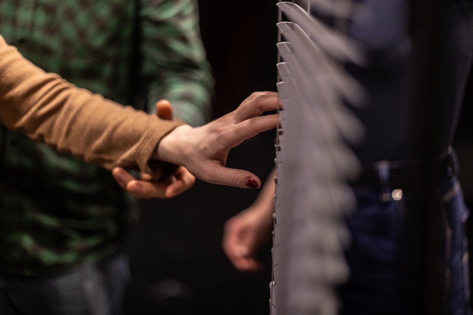 Αγγίζοντας το στόρι που θα παραγάγει ήχους που μοιάζουν με αυτούς που κάνει ένα φερμουάρ όταν ανοίγει / Πηνελόπη Γερασίμου