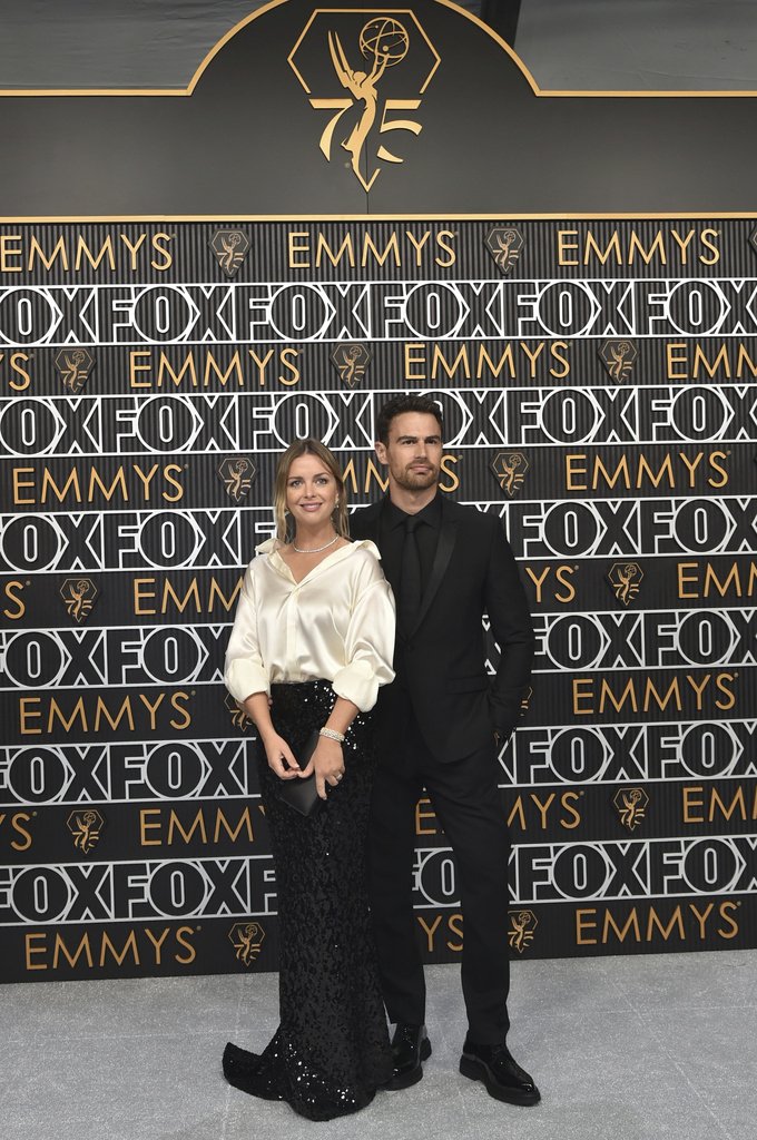 Η Ruth Kearney, αριστερά, και ο Theo James φτάνουν στην 75η απονομή των βραβείων Primetime Emmy τη Δευτέρα 15 Ιανουαρίου 2024, στο Peacock Theatre στο Λος Άντζελες