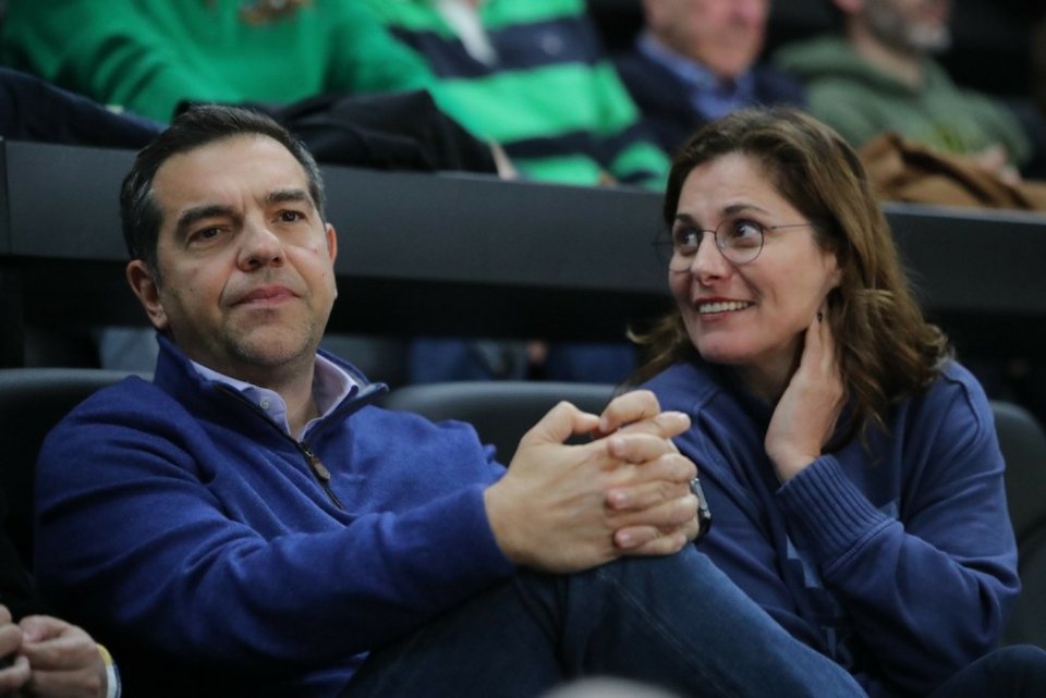 Αλέξης Τσίπρας και Μπέτυ Μπαζιάνα σε εξέδρες του ΟΑΚΑ -Φωτογραφία: ΣΤΕΛΙΟΣ ΣΤΕΦΑΝΟΥ / EUROKINISSI