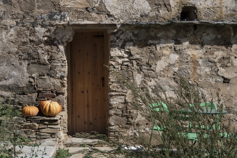 Τα παλιά πέτρινα βοηθητικά οικήματα της φάρμας του 18ου αιώνα αναστηλώθηκαν και μετατράπηκαν σε αυτόνομες κατοικίες.