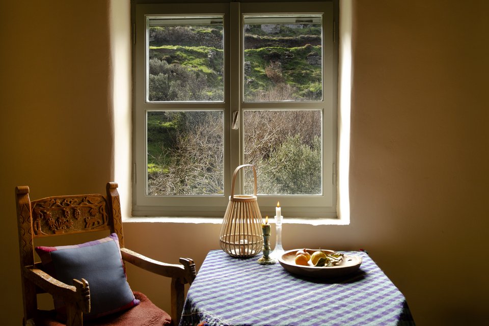 Mια υπέροχη γωνιά πλάι στο παράθυρο.