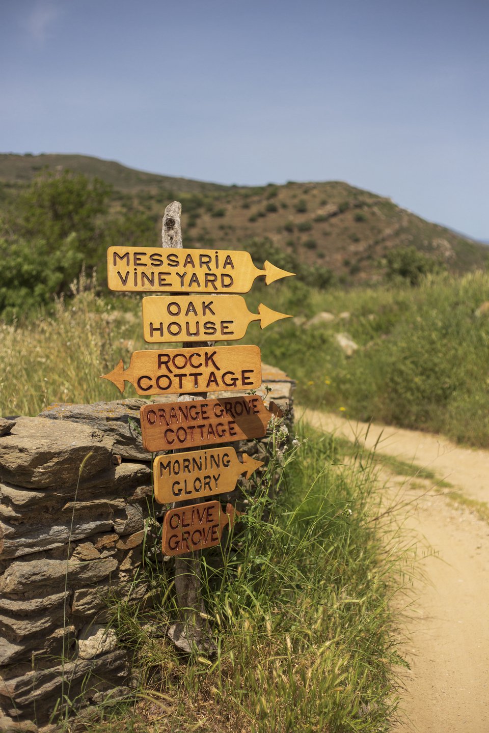 Ταμπέλες στο κτήμα δείχνουν το σημείο στο οποίο βρίσκεται το κάθε σπιτάκι, αλλά και ο αμπελώνας.