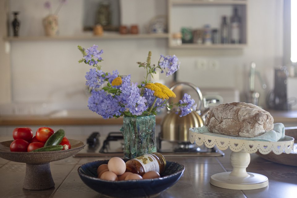 Λουλούδια από τον κήπο, φρέσκο ζυμωτό ψωμί, αυγά και λαχανικά από τα μποστάνια του Under the Linden Tree.