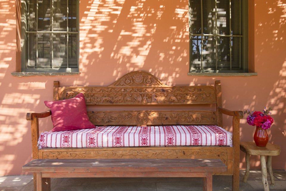 Ένας παραδοσιακός τηνιακός καναπές στην αυλή της κατοικίας Orange Grove.