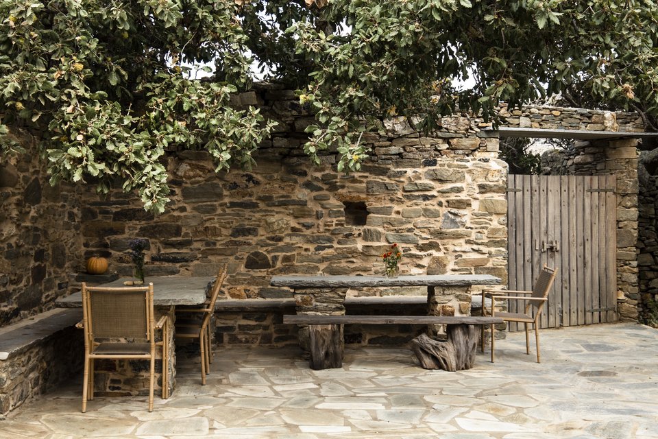 Μια τραπεζαρία φτιαγμένη από πέτρινες πλάκες στην αυλή.