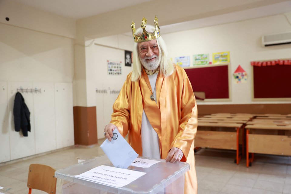 Ένας πολίτης, γνωστός ως «Βασιλιάς των Αδάνων» λόγω της βασιλικής του στολής, ψηφίζει στις δημοτικές εκλογές στην περιοχή Saricam των Αδάνων στις 31 Μαρτίου 2024